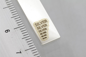 【フォント文字】素材：シルバー、深さ：浅彫り、用途：文字入れ大きさ見本