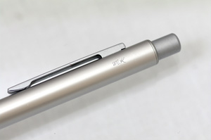 【フォント文字】素材：アルミ、深さ：マーキング、用途：ペン